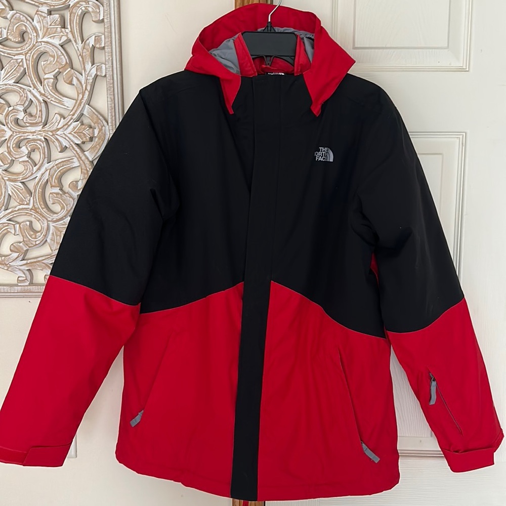 The North Face Big Boys Red/Black 3 in 1 Waterproof Jacket Size 18-20 XL.